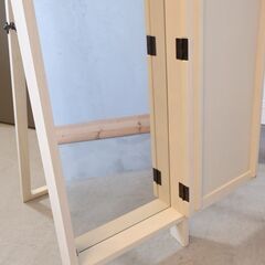 東京インテリアのアクセサリー収納付きスタンドミラーです。カントリー調で可愛らしいデザインの全身鏡は、扉裏側に収納スペースがあり、ネックレスやスカーフなどを一緒に保管できます🎵の画像