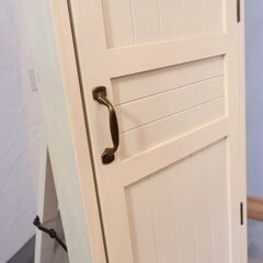 東京インテリアのアクセサリー収納付きスタンドミラーです。カントリー調で可愛らしいデザインの全身鏡は、扉裏側に収納スペースがあり、ネックレスやスカーフなどを一緒に保管できます🎵の画像