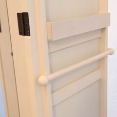 東京インテリアのアクセサリー収納付きスタンドミラーです。カントリー調で可愛らしいデザインの全身鏡は、扉裏側に収納スペースがあり、ネックレスやスカーフなどを一緒に保管できます🎵の画像