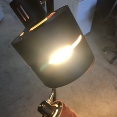 美品 3灯ウッドセードフロアスタンド　ダークウッド照明器具の画像