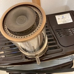 石油ストーブと灯油の入れ物　二つの画像