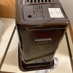 石油ストーブと灯油の入れ物　二つの画像