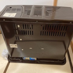 石油ストーブと灯油の入れ物　二つの画像