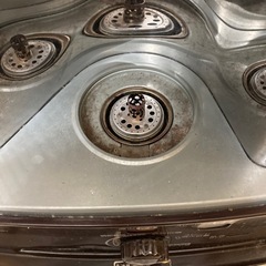 石油ストーブと灯油の入れ物　二つの画像