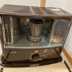 石油ストーブと灯油の入れ物　二つの画像