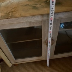 家具 収納家具 キャビネット　足付き　　木製　ホワイト　大理石調　洋風　の画像