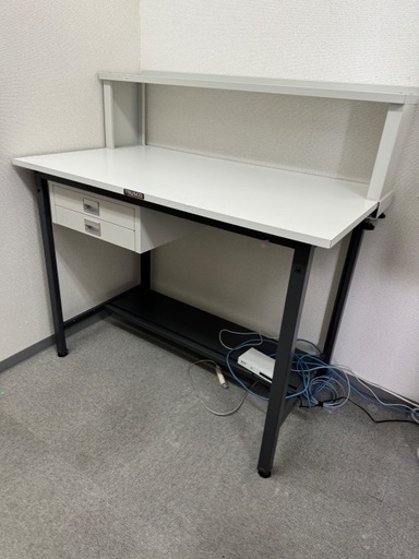 少し高めの作業机　幅120 奥行き70  机面89cm  棚付き