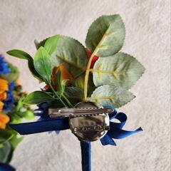 ②ブーケ ブートニアセット 造花 青・オレンジ系の画像