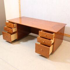 IDC OTSUKA(大塚家具)の人気シリーズSPLENDOR(スプレンダー)の両袖デスク。稀少なバーズアイ・メープルを使用し、高級感のある艶やかなコーティングと独特な木目が美しい端正なデザイン♪の画像