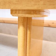 府中家具の稀少なバーズアイ・メープルを使用した高級感のあるセンターテーブルです。クラシックで洗練された印象のリビングテーブルはモダンで高級感のあるインテリアに♪の画像