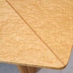 府中家具の稀少なバーズアイ・メープルを使用した高級感のあるセンターテーブルです。クラシックで洗練された印象のリビングテーブルはモダンで高級感のあるインテリアに♪の画像