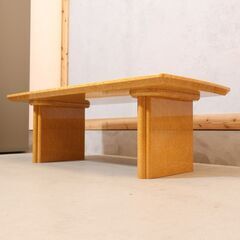 府中家具の稀少なバーズアイ・メープルを使用した高級感のあるセンターテーブルです。クラシックで洗練された印象のリビングテーブルはモダンで高級感のあるインテリアに♪の画像