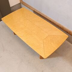 府中家具の稀少なバーズアイ・メープルを使用した高級感のあるセンターテーブルです。クラシックで洗練された印象のリビングテーブルはモダンで高級感のあるインテリアに♪の画像