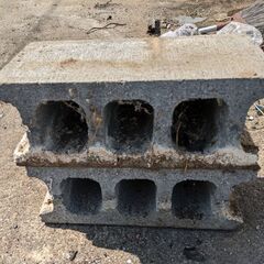 コンクリートブロック2個無料です