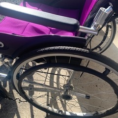 車椅子 美品 折りたたみOK 背もたれ可動 背面荷物入れ付きの画像