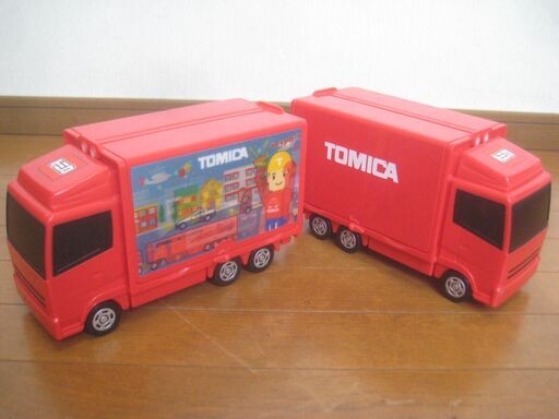 トミカ TOMICA トラック型 トミカ収納ケース ８段収納 仕切り付き ロゴ ホログラム仕様 かなり昔の物 ２台セット