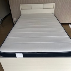 ベッド、マットレス付きの画像
