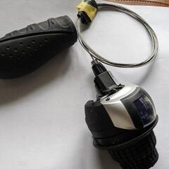 自転車レボシフト8速と右側グリップの画像