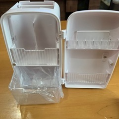 冷蔵庫型ペンスタンド　16色クレヨンの画像