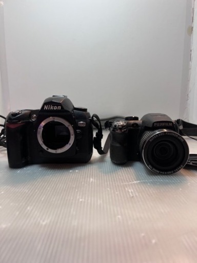 【2個SET】 デジタル一眼レフカメラ •FUJI FILM 富士フィルム FINE PIX S  •NIKON ニコン D70(電源コード、バッテリー付き) セット出品です。  ニコンは電源入りません。バッテリーが悪いのか本体が悪いのか不明です。 Fine Pix Sは乾電池で使用できます。 細かいことは分かりかねますので現状にてご検討お願い致します。  画像のものが全てです。 新品ではありませんので当方の気付かないキズや汚れ又は細かい機能部品迄は把握出来ずあるかもわかりません。 気になる点がありました
