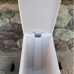ゴミ箱 白 ①の画像