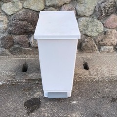 ゴミ箱 白 ①の画像