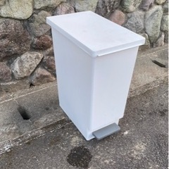 ゴミ箱 白 ①の画像