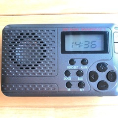 目覚まし機能つき AM/FM ラジオ