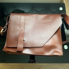 家具 オフィス用家具 机　ヘッドフォン　釣竿　革製カバンの画像