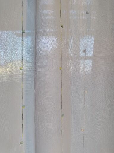 ニトリのレースのカーテンお譲りします。 2枚組、二組あります。縦に刺繍柄あり  糸は白、黃色、緑色系