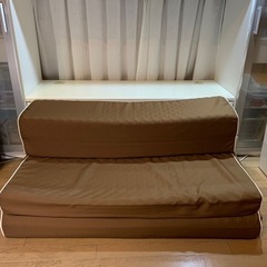 落ち着いた茶色の折りたたみソファーベットの画像