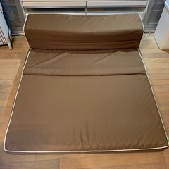 落ち着いた茶色の折りたたみソファーベットの画像