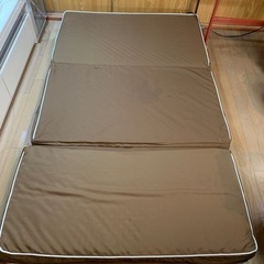 落ち着いた茶色の折りたたみソファーベットの画像