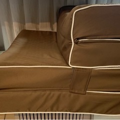 落ち着いた茶色の折りたたみソファーベットの画像