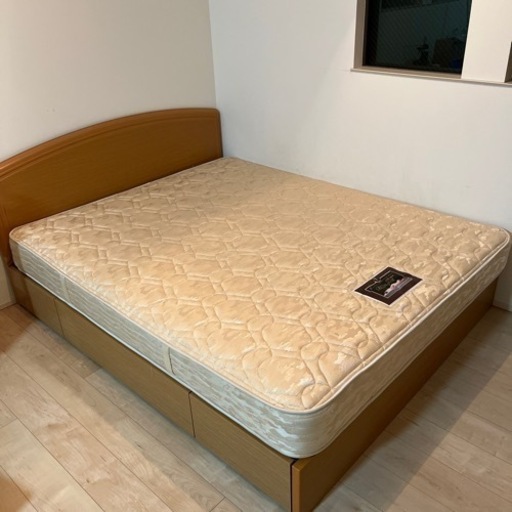 【急募】シモンズ製 ベッド&マットレスセット（クイーンサイズ）