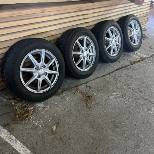 車のパーツ タイヤ、ホイール