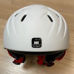 コンパクトな形状で女性やジュニアに最適な軽量スノーヘルメット