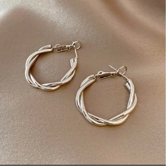 フープピアス ツイスト 韓国 輪 レディース リング ねじり 大きめ 卒業 入学の画像