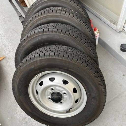 車のパーツ タイヤ、ホイール