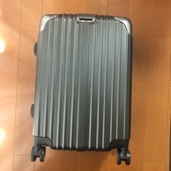 新品同様キャリーケースSサイズ