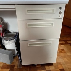 家具 オフィス用家具 鍵付き　オフィスデスク　白　事務　机の画像