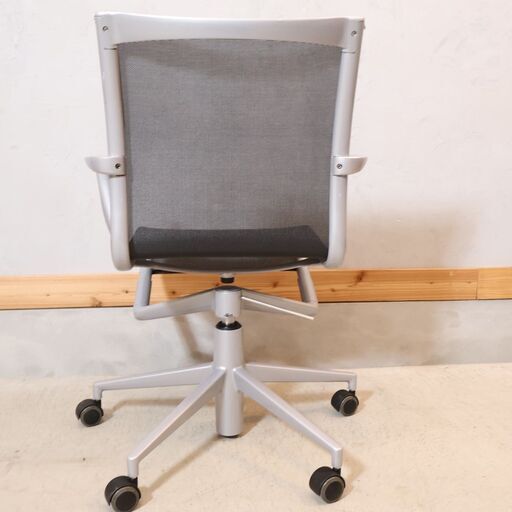 Cassina ixc.(カッシーナ イクスシー) ROLLINGFRAME(ローリングフレーム) キャスター スウィベルチェアです。