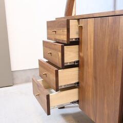 マルヨシ民芸家具のDEEP(ディープ)Ⅱ シェルフキャビネットです。ウォールナット材を使ったシンプルな収納棚はオイル仕上げで木目を生かしモダンな印象！棚板付きで飾り棚としても♪ の画像