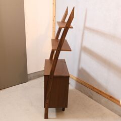 マルヨシ民芸家具のDEEP(ディープ)Ⅱ シェルフキャビネットです。ウォールナット材を使ったシンプルな収納棚はオイル仕上げで木目を生かしモダンな印象！棚板付きで飾り棚としても♪ の画像