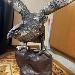 鷹の置物の画像