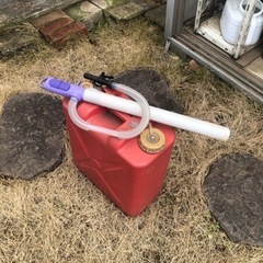 灯油ポリタンクと電動ポンプ