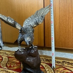 鷹の置物の画像