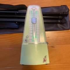 譜面台とメトロノームの画像