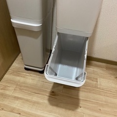 ニトリ　スリム分別ペール2段ゴミ箱　キャスター付き　2個セットの画像