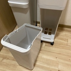ニトリ　スリム分別ペール2段ゴミ箱　キャスター付き　2個セットの画像